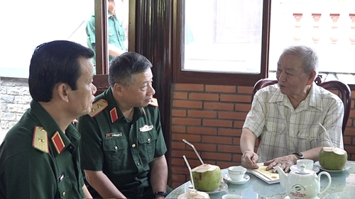 Đoàn công tác Tổng cục Chính trị Quân đội nhân dân Việt Nam thăm, tặng quà Đại tướng Lê Văn Dũng